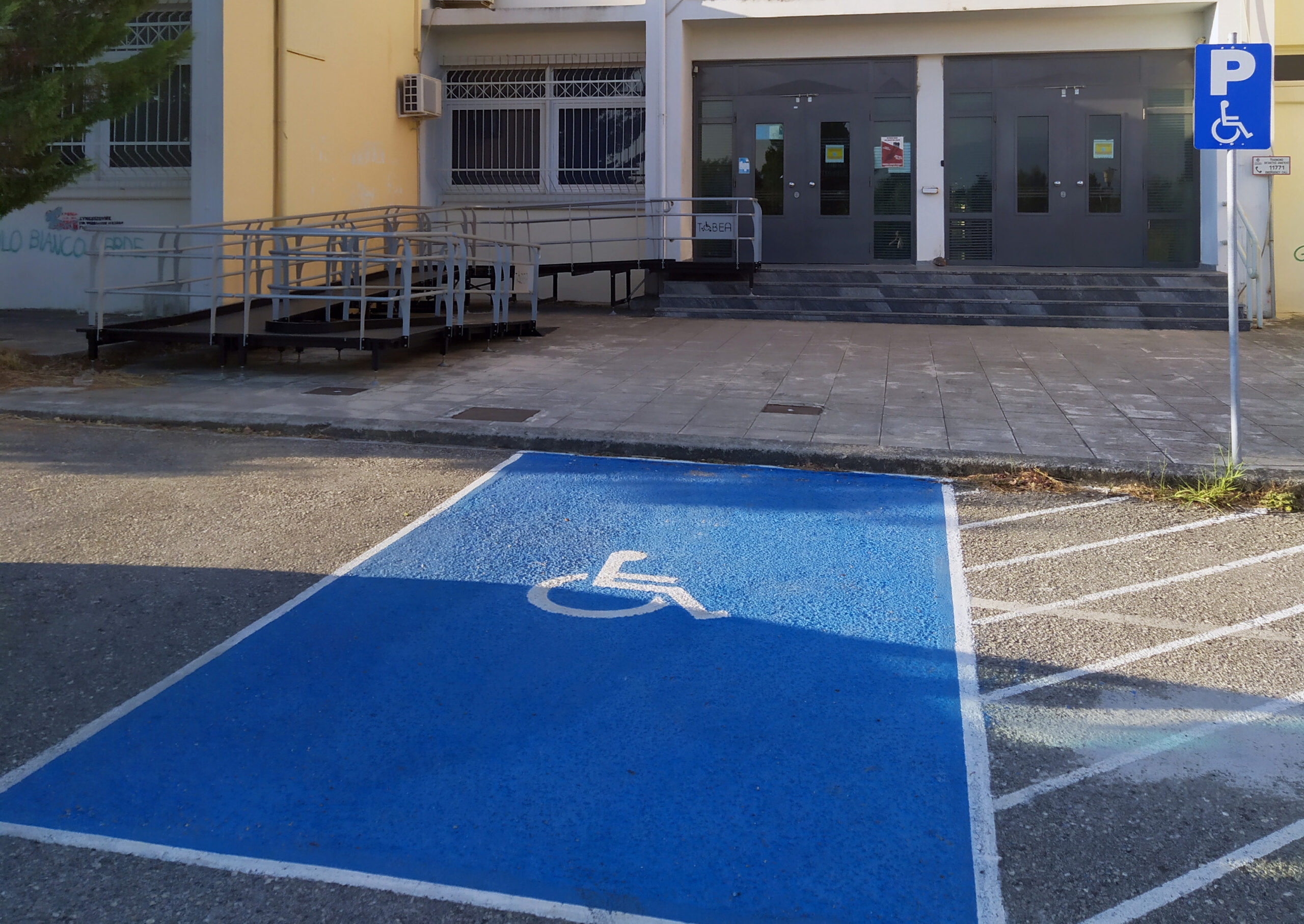 Αναπηρική θέση parking με ράμπα πρόσβασης